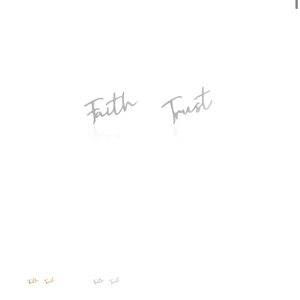 Örhängen från Ioaku - Stilrena örhängen från Ioaku med orden 'Faith' och 'Trust'. I silver,intressekoll/säljer.Skriv till mig först innan ni köper💕