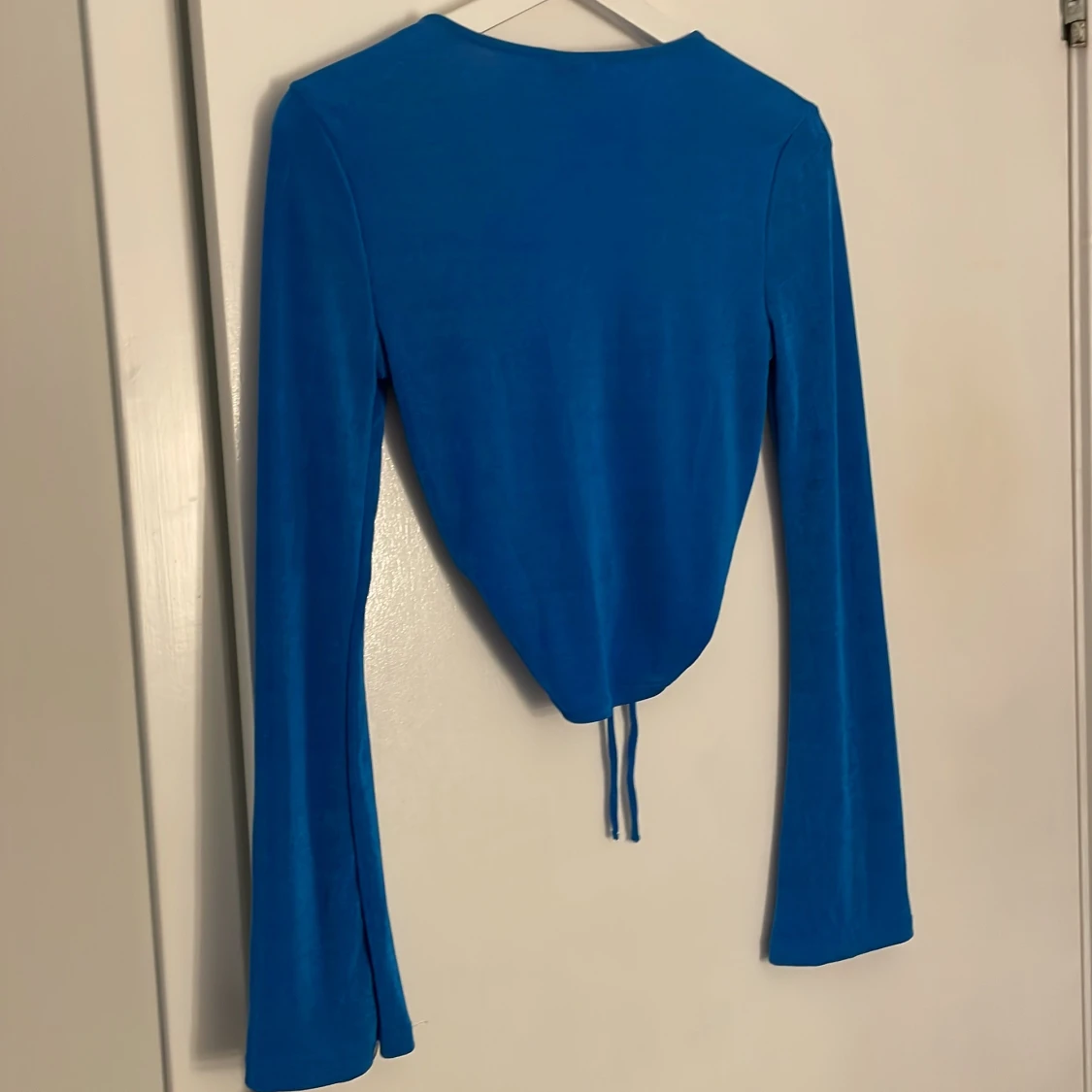 Blå långärmad topp med snörning - 90