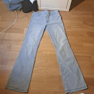 Jeans - Säljer dessa jeansen pgd av för småt köpte för 500 säljer för 300 
