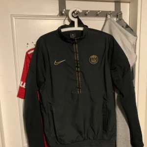 PSG träningsjacka  - Snygg PSG träningsjacka/hoodie. Perfekt för sportiga aktiviteter eller som en stilren vardagsjacka.