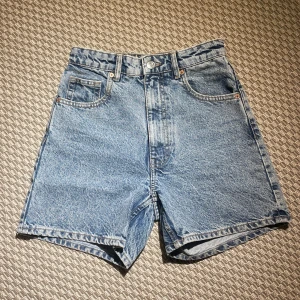 Jeansshorts från Zara - Jeansshorts från zara. Inte använda mycket, bra skick!
