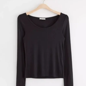 Svart långärmad tröja från Lindex - Säljer en enkel och stilren svart långärmad tröja från Ginatricot. Perfekt basplagg som passar till allt! Tröjan är i bra skick och har en normal passform. Perfekt för höst och vinter. Köp direkt eller ge prisförslag 💛
