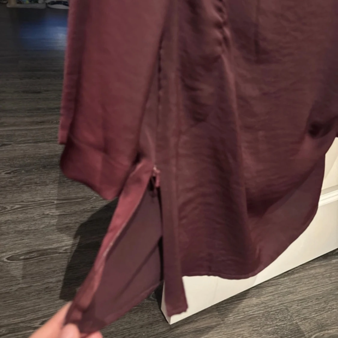 Vinröd blus med u-ringad rygg - 90