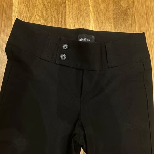 Svarta byxor från Gina Tricot - Lågmidjade utsvängda kostymbyxor från Gina, endast prövade! Strl 34. 