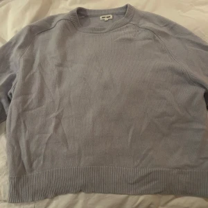 Ljusgrå kashmirtröja från Soft Goat - Säljer denna klassiska boyfriend kashmirtröjan från soft goat i ljusblå. Den är i bra skick förutom de knappt synliga sminkfläckarna som syns på bild nr 2. Den har även lite slitage på baksidan av armen som syns på sista bilden. Storlek L men passa alla från strl XS-XL beroende på hur man vill att den ska sitta. 