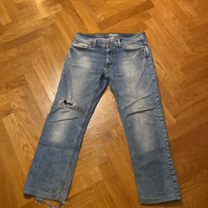Redwood jeans - Ett par feta redwood jeans som har användts lite. Många fina detaljer som tex på backfickan med linjer. Defekt på bakre högre hälen, pga att jag skatat i dom. Pris kan diskuteras