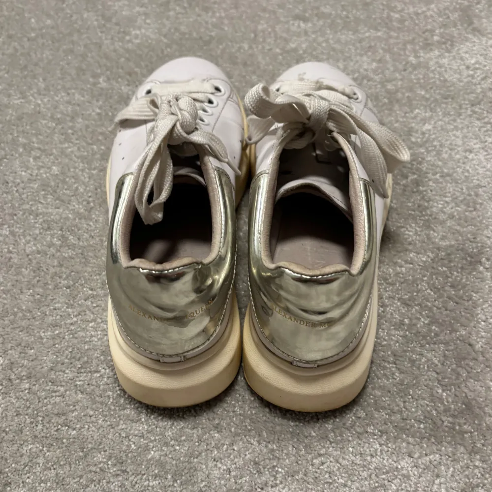 Säljer dessa snygga vita/silvriga Alexander mcqueen skor för tjejer! Skorna i ganska bra skick, syns att de använts och har lite smådefekter men fortfarande mycket liv kvar i dem! Size 38. Skriv vid funderingar!. Kengät.
