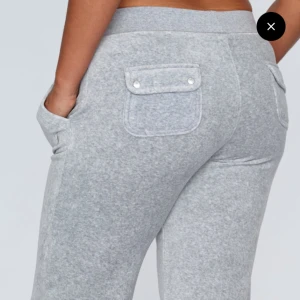 Grå mjukisbyxor med fickdetaljer - Snygga och bekväma grå mjukisbyxor med fickor bak som har knappdetaljer. Perfekta för en avslappnad stil.