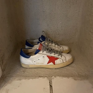 Golden Goose - Riktigt sköna Golden goose i storlek 40. Skorna är i använt skick lite  defekter på sulan, innersula saknas. Skriv vid frågor och funderingar 🙏