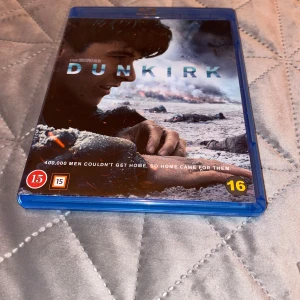Dunkirk Blu-ray - Säljer Blu-ray-utgåvan av filmen Dunkirk där Harry Styles är med. Plasten på fodralet har små defekter men annars är både skivorna och fodralet i bra skick.