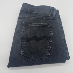 NUDIE JEANS - - Nudie jeans modell: Skinny Lin - Storlek W31/L32 - Nypris runt 1600kr - Kontakta för fler frågor eller funderingar // Deluxecloset
