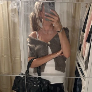 Stickad kofta - Säljer denna jätte fina koftan från Zara🩷💛