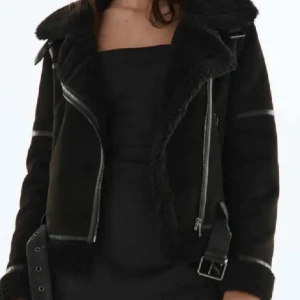 Svart jacka med pälsdetaljer - Snygg svart jacka med pälsdetaljer och dragkedja framtill. Jackan har en cool bälte-detalj vid midjan och långa ärmar. Perfekt för kyligare dagar.storlek S