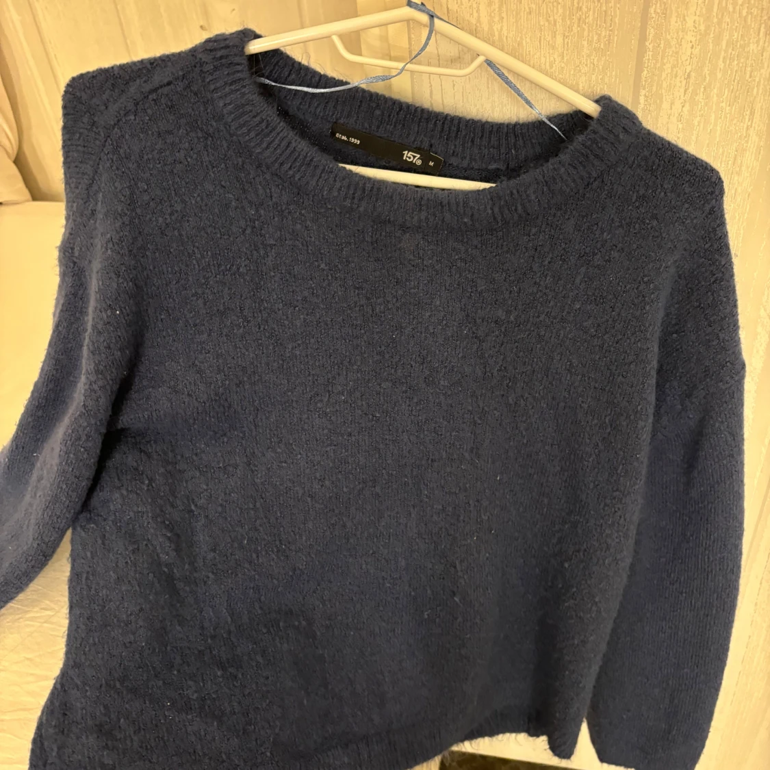 Mörkblå stickad tröja från 157