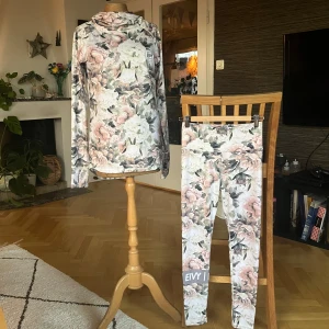 Ljusrosa och grå underställ från Eivy - Icecold Top-Bloom basplagg från Eivy. Långärmad tröja med tumhål, hög krage och luva, samt matchande byxor i samma stil. Ursprungspris 1499kr. Tröjan i st S och byxorna st XS.