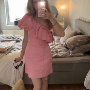 Festklänning  - Perfekta klänningen för fest, super fin i tjockt och bra material, känns uppklädd. Aldrig använd, storlek xs💕