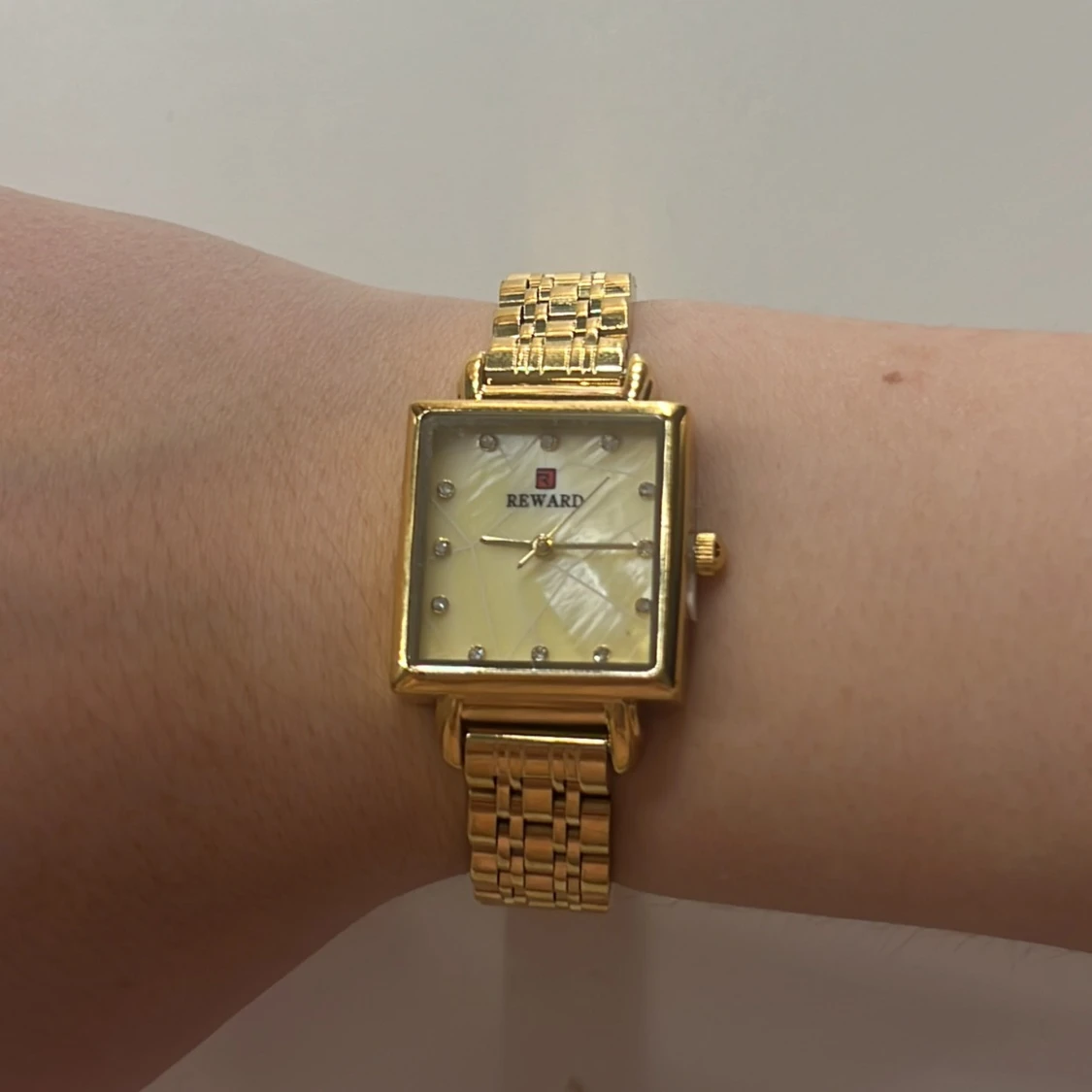 Guldfärgad klocka från Reward - 1