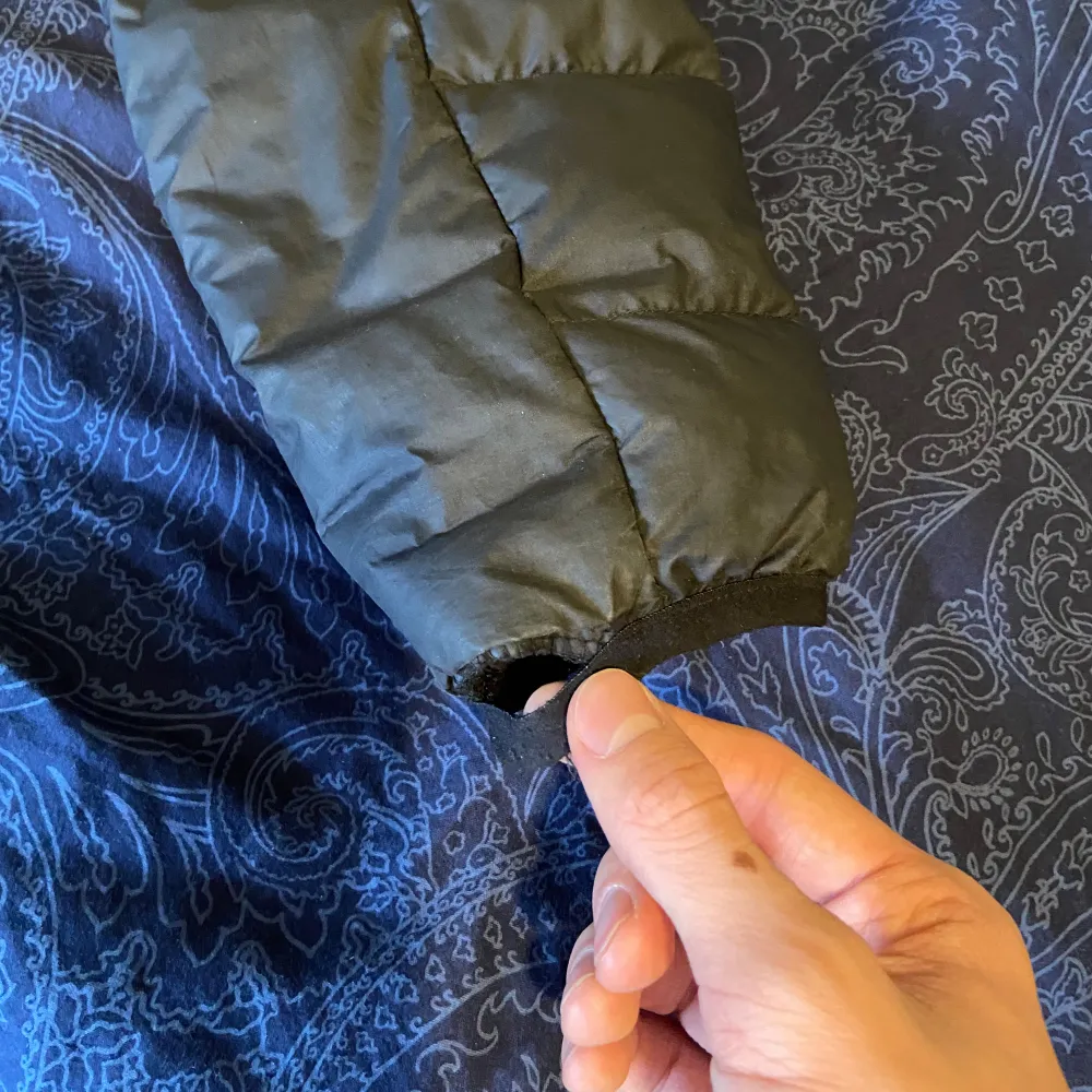 Säljer en skön The North Face dunjacka i ganska bra skick, perfekt för kyligare väder. (Nypris 1500kr) mitt pris 599kr. Modellen är 177cm och väger 61 kg. Jackan har en liten defekt längst ut på ärmen som visat men som lätt går att sy ihop igen.. Takit.