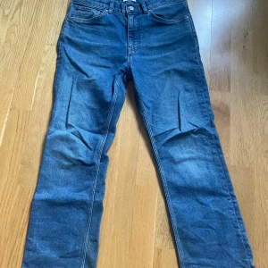 Blå jeansbyxor - Blå Jeans med en liten mer baggy passform. Det är i storlek 152 för barn, 