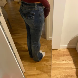 Blå jeans från HM - Säljer dessa blåa jeans med fickor i bak! Byxorna är i storlek 38 men jag bör vanligtvis storlek 36, jag är 170lång❤️