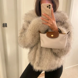 Beige vit päls jacka  - Jätte gosig och varm beige vit pälsjacka 🤍