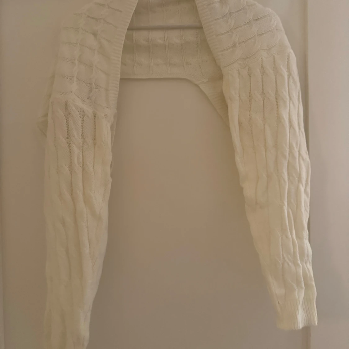 Vit stickad bolerotopp