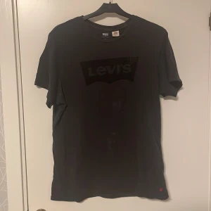 Levis T-Shirt - Säljer nu denna då jag inte använder den!😊 Lite smutsig men går bort i en enkel tvätt. Tvättar innan jag skickar😉