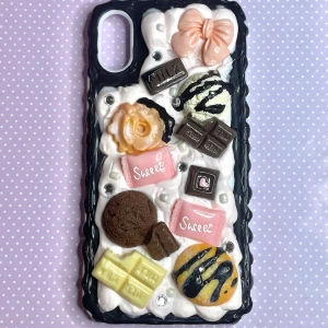 Gulligt decoden skal🍦 - Mobilskal dekorerat med chokladbitar, glasskulor, rosett m.m. Inspirerat av japanska Decoden skal!💖🎀