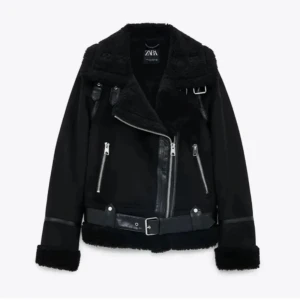 Svart jacka från Zara - Snygg svart jacka från Zara med dragkedja och bälte i midjan. Jackan har en cool bikerstil med fuskpälsdetaljer på krage och ärmslut. Perfekt för att ge din outfit en edgy touch.