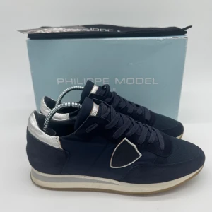 PHILIPPE MODEL TRPZ - - Philippemodel TRPZ - Skick: 9,5/10 - Tillbehör: Box - Storlek 39, sitter mer som 40 - Nypris ca 3700kr // Deluxecloset