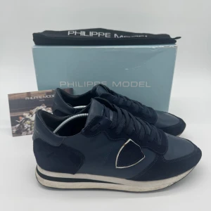 PHILIPPE MODEL TRPZ - - Philippemodel TRPZ - Skick: 9/10 - Tillbehör: Box, dust bag och kort - Storlek 42, sitter mer som 43 - Nypris ca 3700kr // Deluxecloset