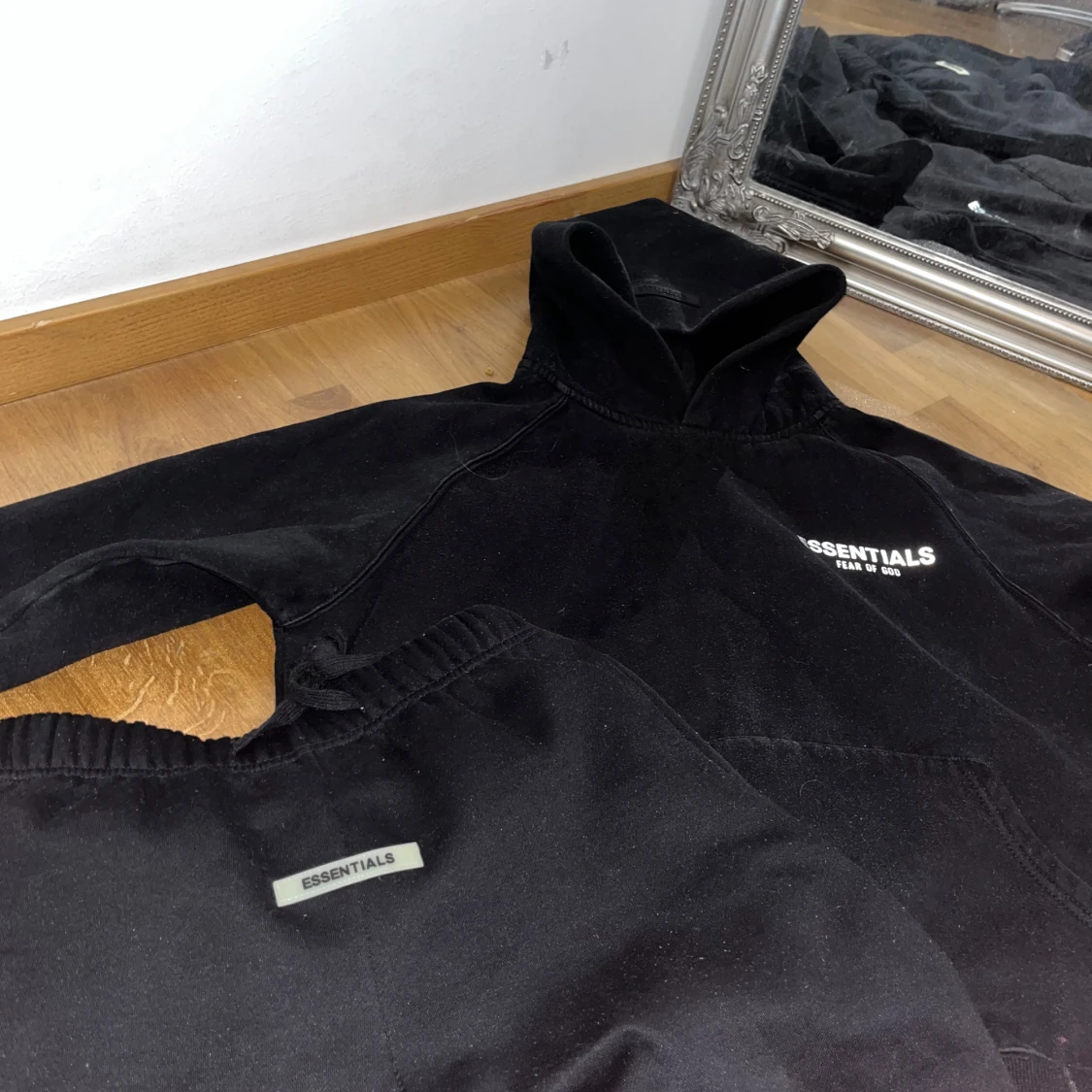 Svarta mjukisbyxor från Essentials - 91