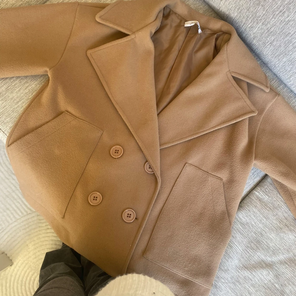 Beige kappa med knappar - 91