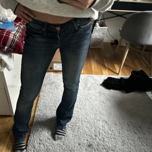 Blå jeans från Noisy May - Snygga blå Lågmidjade jeans från Noisy May med en klassisk femficksdesign och knappgylf. Perfekta för en avslappnad stil. De har en smickrande passform och är tillverkade i ett bekvämt denimtyg.