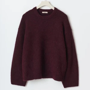 Vinröd stickad tröja Gina Tricot - Mysig vinröd stickad tröja från Gina Tricot. Perfekt för kyliga dagar med sin varma och bekväma design. Endast använd en gång, jättefint skick!