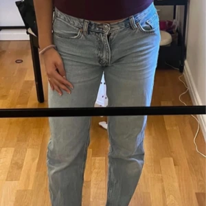 Ljusblå jeans - Säljer ett par ljusblå jeans. Low/mid waisted från Gina tricot. 