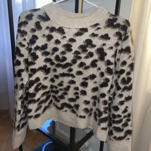Stickad leopard tröja  - Säljer denna jättesnygga tröja för att den inte används och inte sitter som jag vill längre💕