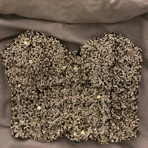 Glittrig tubtopp med paljetter - Snygg och festlig topp med gulligt glitter/paljetter! Passar super inför nyår!