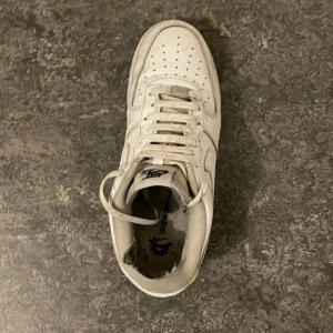 Vita Nike Air Force sneakers - Klasiska vita nike air force 1 lite slitna men fortfarande är i en bra kondition jag renade de bästa jag kunde