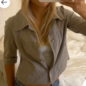 Beige kofta med trekvartsärm - Snygg beige kofta med trekvartsärm som inte kommer till användning. Inga defekter. Skriv vid funderingar💕