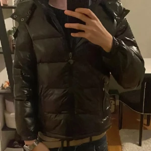 Svart vinter/ Puffer jacket - Woah woah woah, Fin svart vinter jacka till ett bra pris. Storlek M men passar även S, mitt pris 899kr. Kom med frågor och prisförslag ‼️🤗till både tjej och kille, mycket bra jacka som inte är för tjock men ändå varm 🥵✅