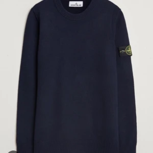 Mörkblå tröja från Stone Island Junior - Säljer min lillebrors stilren mörkblå tröja från Stone Island Junior. Tröjan är i fint skick!! Köpt på NK för 3000kr. (Priset kan diskuteras) storlek 170 junior 