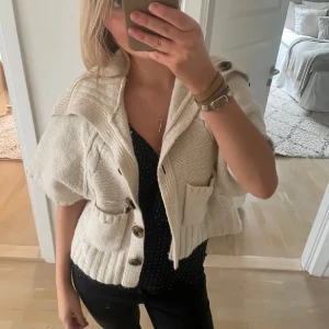 Beige stickad kofta med knappar - Suuper fin och unik stickad kofta, älskar verkligen! (Bilderna är från hon jag köpte den av)💕