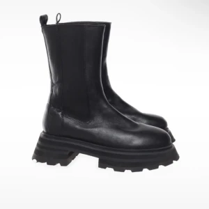 Chelsea Boots från NA-KD - Säljer mina Boots från NA-KD i Strl 38, normala i storlek.  Fint skicka! Inte några skavanker mer än vanliga veck på lädret som uppkommer vid gång, vilket framgår av bilderna 🩵