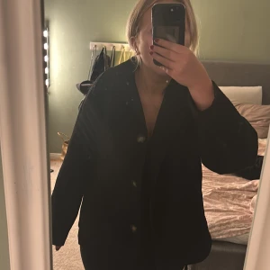 Svart monki kappa - Säljer den här svarta monkin kappa. Väldigt bra skick💕