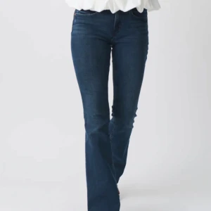 Blå bootcut jeans - Low waist bootcut jeans från Gina, aldrig använd. Kom privat för fler bilder