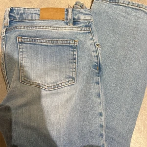 Blå bootcut jeans - Ljus blåa jeans som passar allt, lite utsvängda där nere. I nyskick och är i storlek 158, motsvarar xs/s
