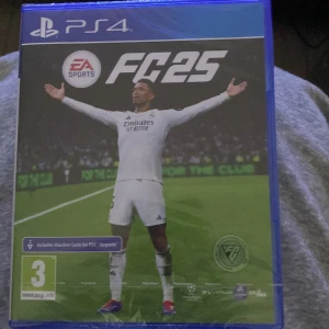 EA Sports FC25 för PS4 - Säljer spelet EA Sports FC25 för PS4. Spelet har en åldersgräns på 3 år och inkluderar en voucher-kod för PS5-uppgradering. Perfekt för fotbollsfans som vill uppleva den senaste säsongen på konsol.