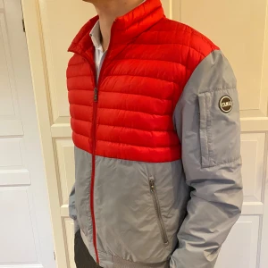 Colmar jacka - Hej! Nu säljer vi denna snygga Colmar jacka med lite julrabbat | Nypris ca 2900 | Vårat pris 999 | Skick 9/10 | Storlek M | Har du några frågor eller funderingar är det bara att höra av dig👍🙏