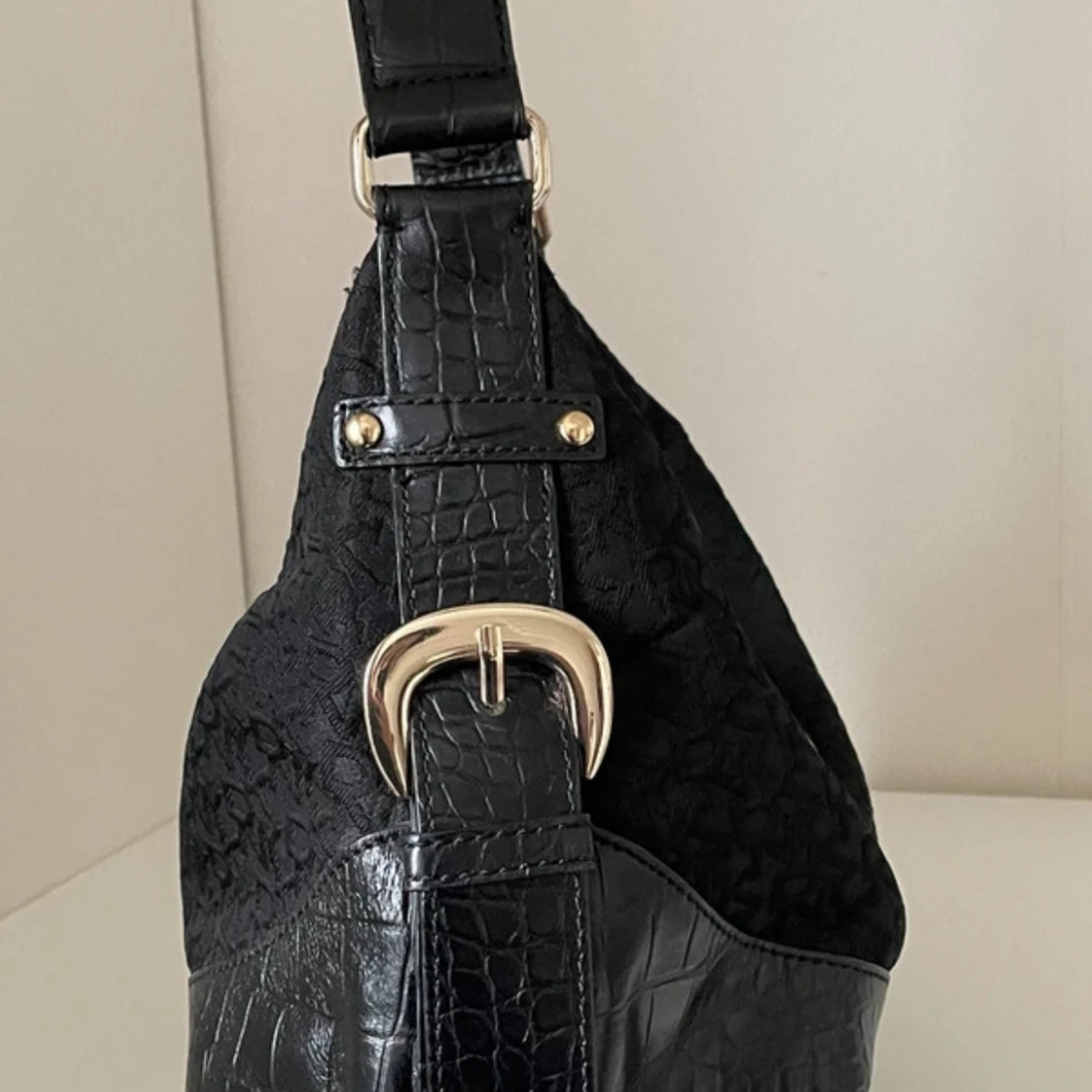 Svart axelväska med krokodilmönster - 91